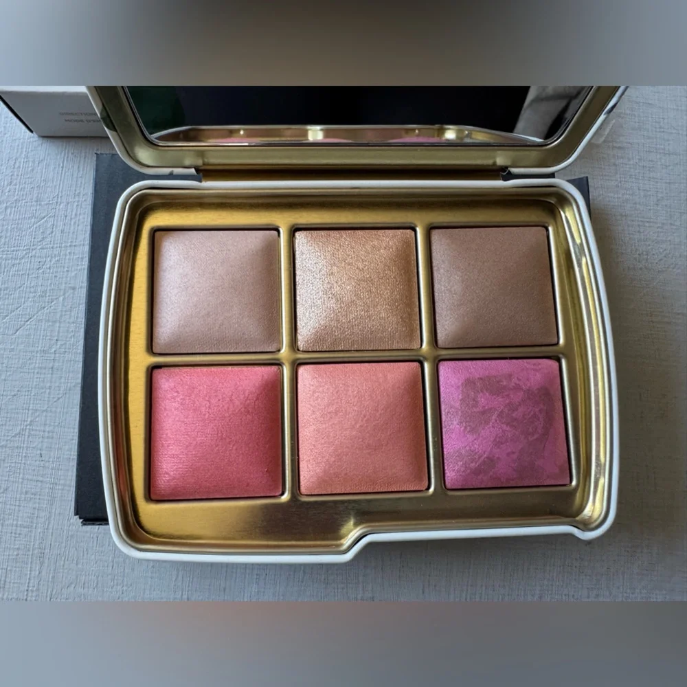 NWT Hourglass Ambient Lighting Edit - Unlocked - SWAN